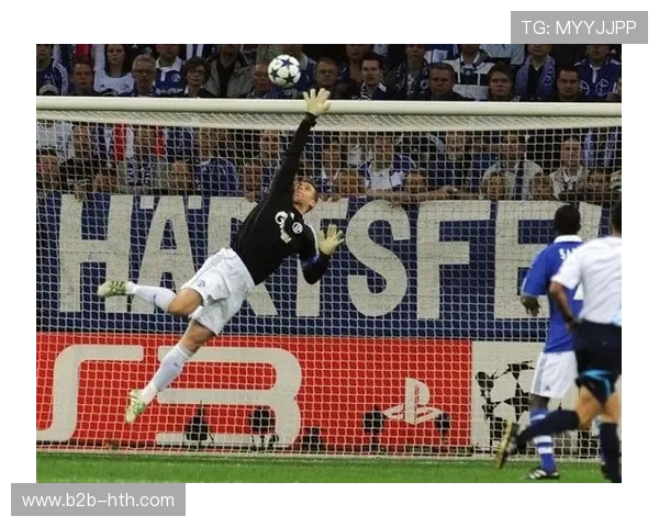 诺伊尔:罕见失误后的自我调整与关键扑救