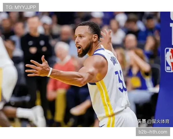 镜头:库里赛前热身连续命中中场三分,引客场观众惊呼 镜头:库里赛前热身连续命中中场三分,引客场观众惊呼